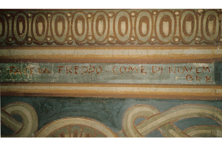 Sentence written in red on the fa&ccedil;ade discovered under the eaves, top floor. Translation: "1904, it&rsquo;s as cold now as it was in November".<br />Arezzo, Italy.